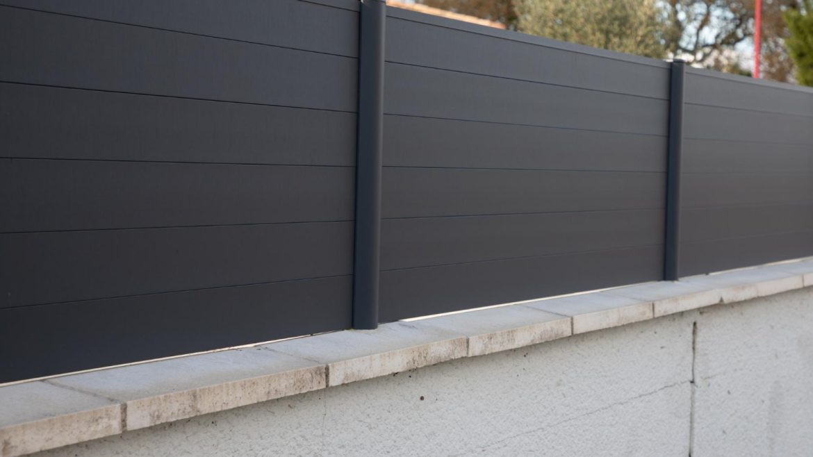 Les critères à considérer pour l’installation de clôtures rigides gris anthracite