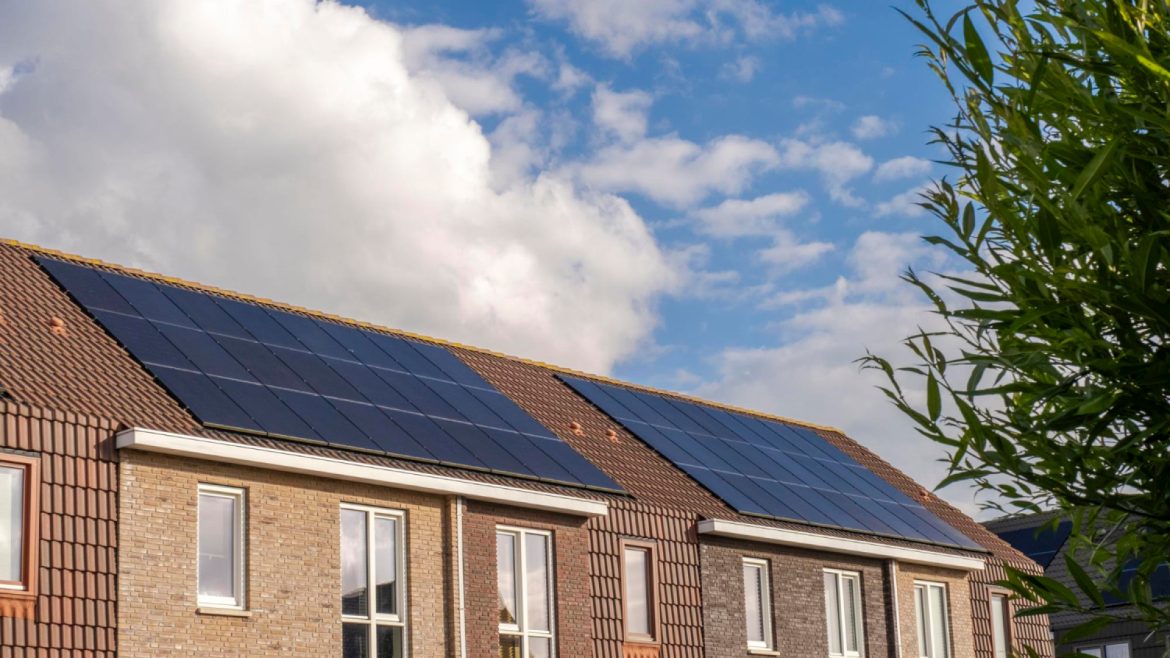 Orientation des panneaux solaires : quel impact sur votre production d’énergie ?
