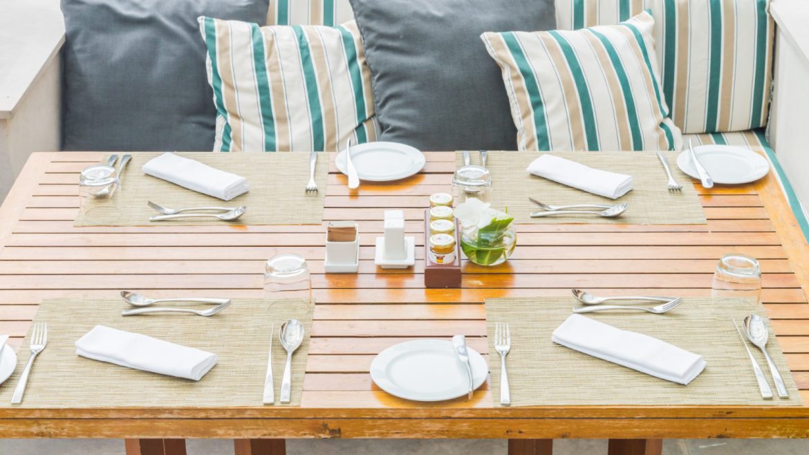 Quelle taille de table de jardin choisir pour votre extérieur ?