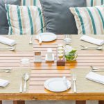 Quelle taille de table de jardin choisir pour votre extérieur ?